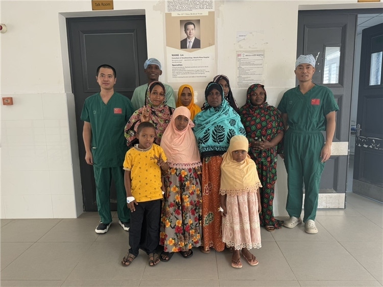 李廣（右一）和王林醫(yī)生與部分患者合影。中國援桑醫(yī)療隊(duì)供圖