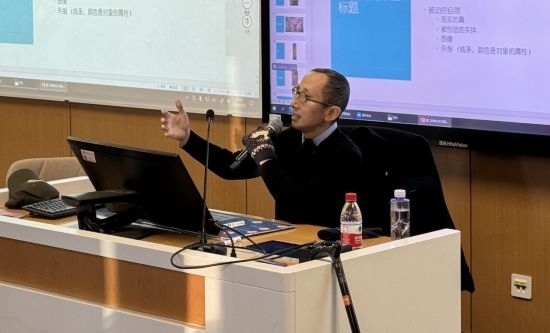 從去年秋天起，還在治療中的朱銳就堅(jiān)持給本科生開課。（受訪者供圖）