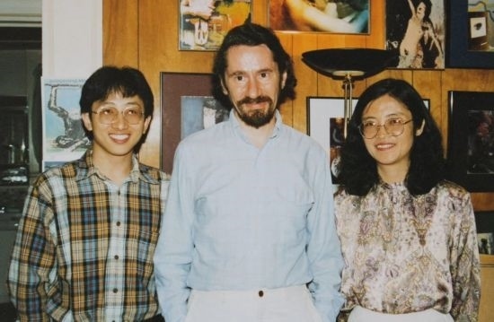 1992年，朱銳（左）赴美國杜蘭大學(xué)攻讀心靈哲學(xué)與認(rèn)知科學(xué)，師從心靈哲學(xué)和認(rèn)知科學(xué)家Radu Bogdan（中），右為朱銳師姐、北師大教授田平。