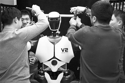 科研人員在調(diào)試機(jī)器人。新華社記者 金立旺攝