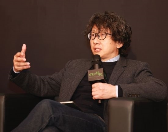 在學(xué)術(shù)論壇上發(fā)言的朱銳。（受訪者供圖）