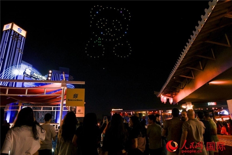 當(dāng)?shù)孛癖娪^看無人機(jī)表演。人民網(wǎng)記者 宋亦然攝