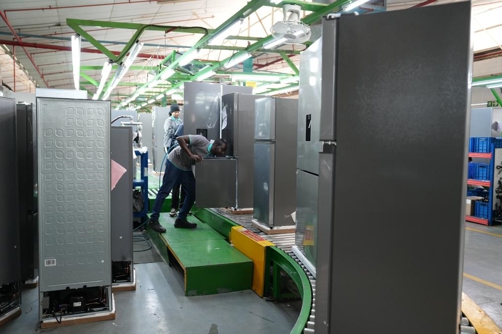 8月14日，在南非開(kāi)普敦，當(dāng)?shù)貑T工在海信南非工業(yè)園的冰箱生產(chǎn)線上工作。新華社記者王雷攝