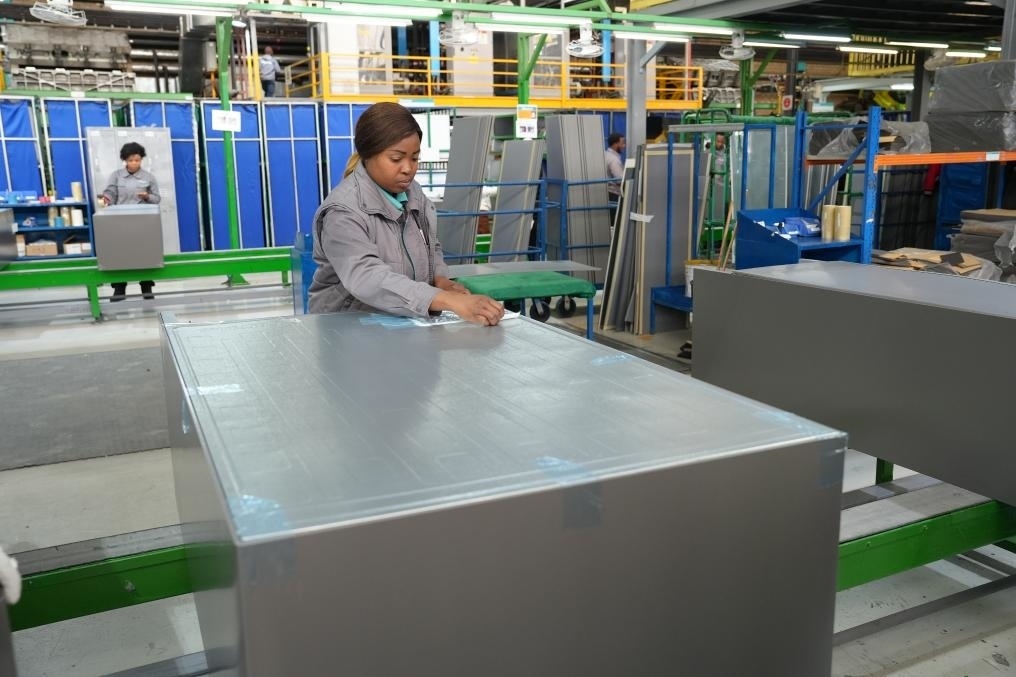 8月14日，在南非開(kāi)普敦，當(dāng)?shù)貑T工在海信南非工業(yè)園的冰箱生產(chǎn)線上工作。新華社記者王雷攝