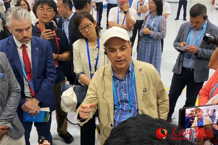 阿根廷駐華大使馬致遠與億華通動力科技有限公司總經(jīng)理于民討論關(guān)切問題。人民網(wǎng) 宋歌攝