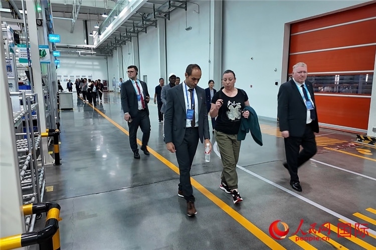 駐華外交官和國際組織駐華代表參觀億華通動力科技有限公司生產(chǎn)車間。人民網(wǎng)記者 方童攝