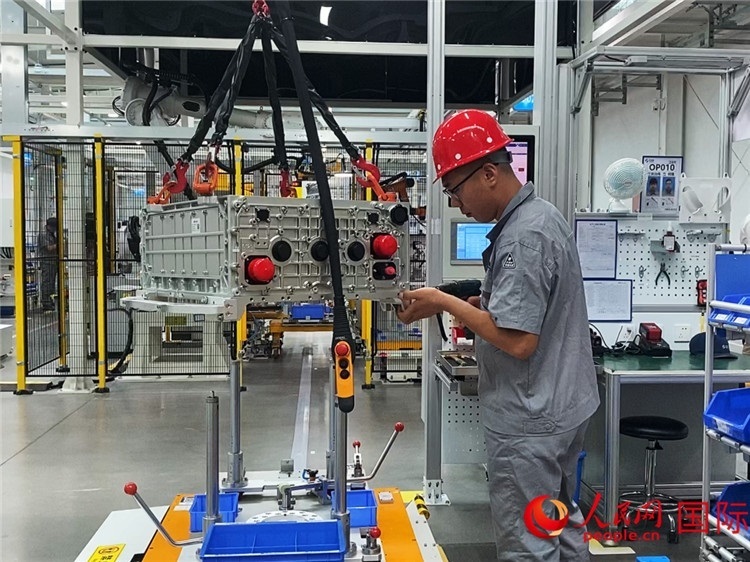 技術(shù)人員進行系統(tǒng)化測試。人民網(wǎng)記者 于洋攝