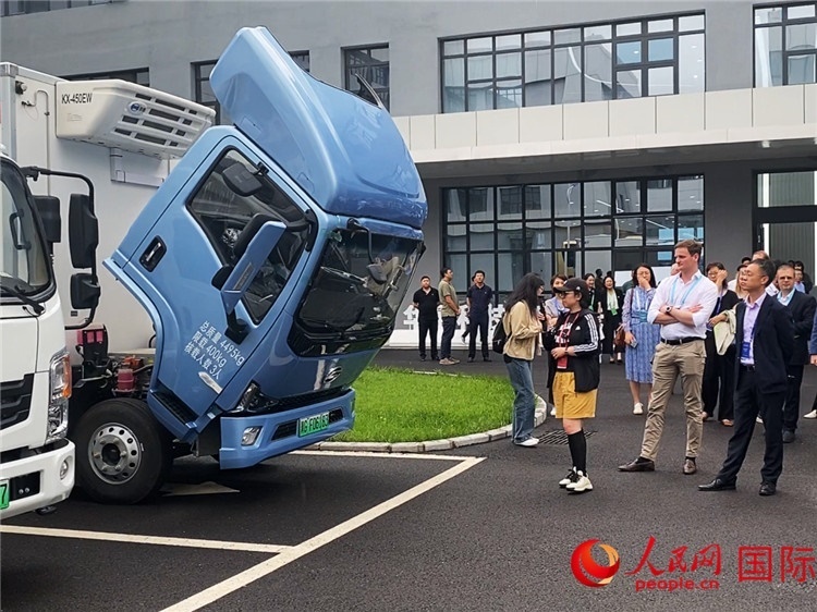 于民向駐華外交官和國際組織駐華代表介紹燃料電池車型。人民網(wǎng)記者 于洋攝