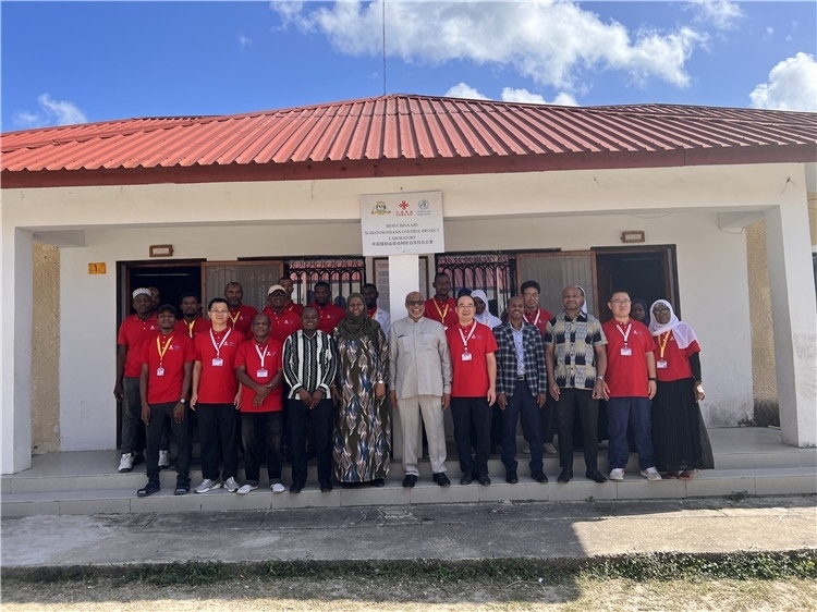 坦桑尼亞桑給巴爾衛(wèi)生部部長馬茲伊與中方專家組及非方工作人員合影。專家組供圖