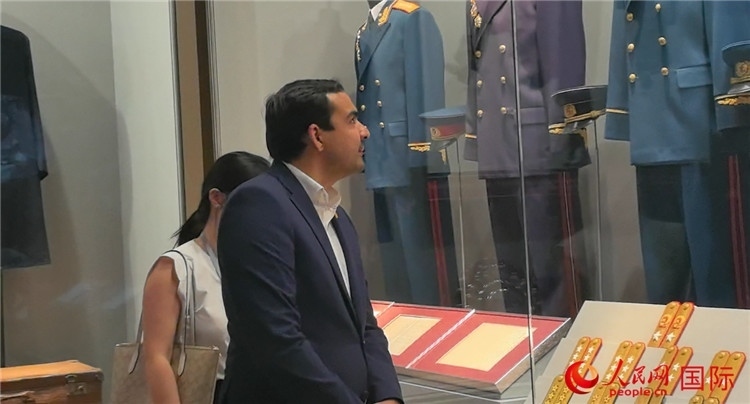 毛里求斯民議會(huì)議長(zhǎng)阿德里安·夏爾·杜瓦爾參觀中國(guó)共產(chǎn)黨歷史展覽館。人民網(wǎng) 鐘文興攝