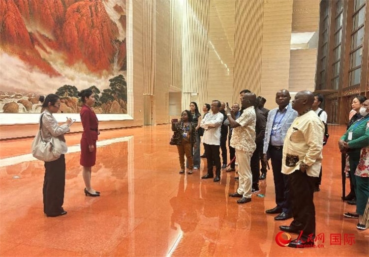 代表團(tuán)在入口處聽(tīng)取講解。人民網(wǎng) 曹欣悅攝