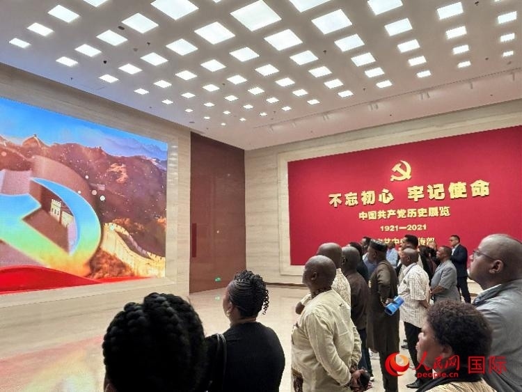 代表團(tuán)參觀“不忘初心 牢記使命”中國(guó)共產(chǎn)黨歷史展覽。人民網(wǎng) 曹欣悅攝