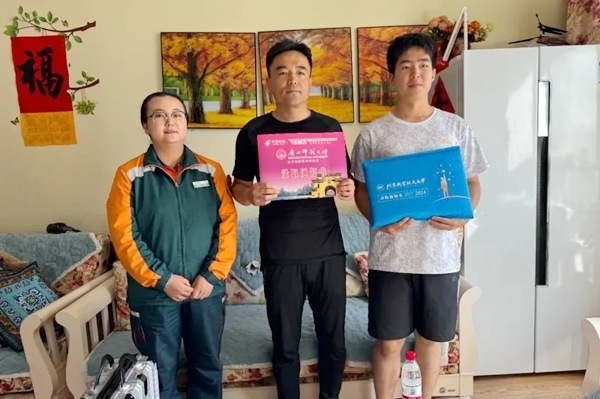 劉傲寒父子收到錄取通知書。北航供圖