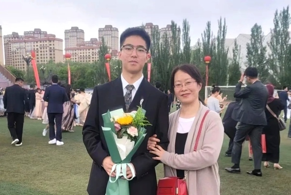 劉傲寒和媽媽合影。北航供圖
