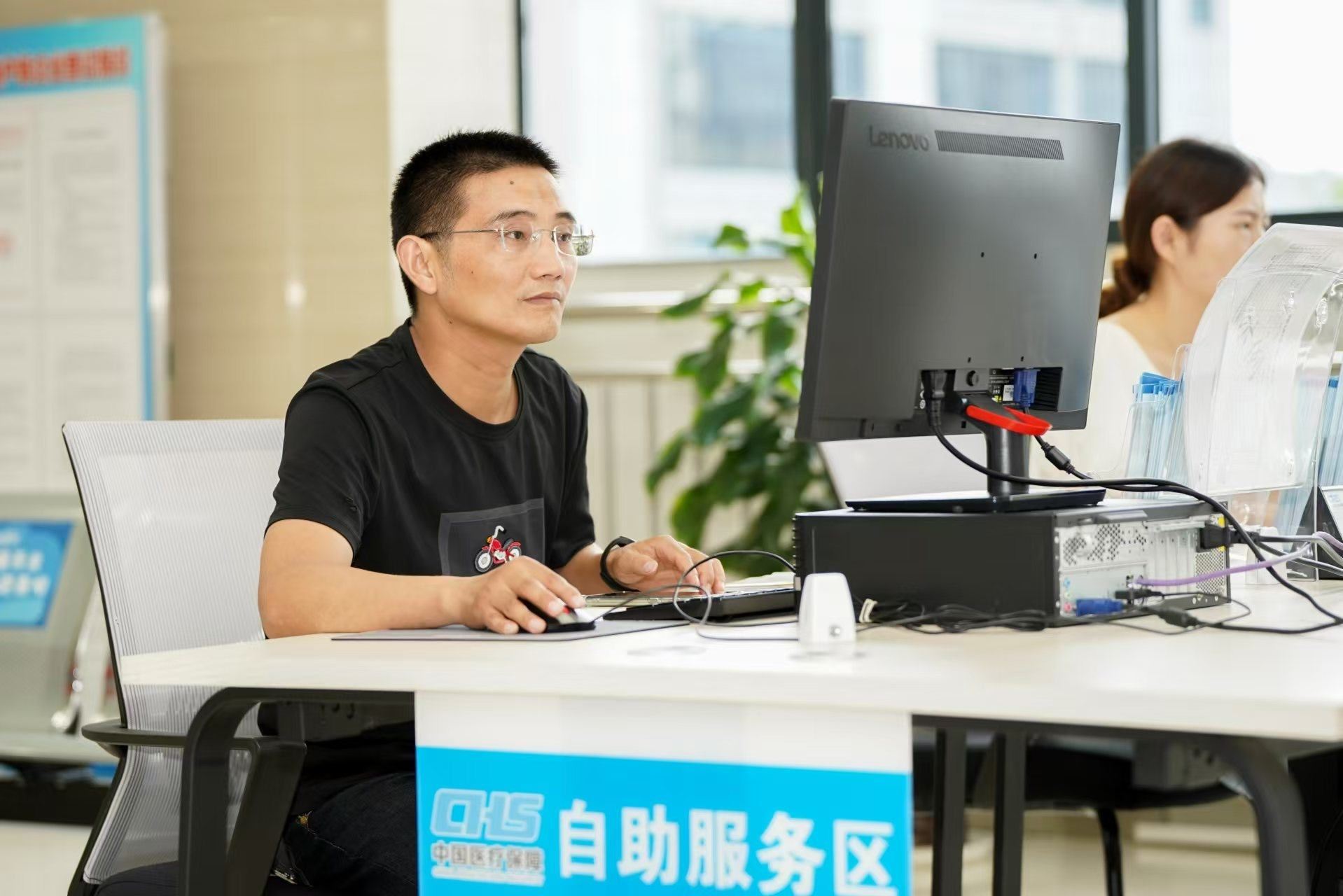 安徽省池州市市民在市政務(wù)服務(wù)大廳辦理業(yè)務(wù)。人民網(wǎng)記者 王銳攝