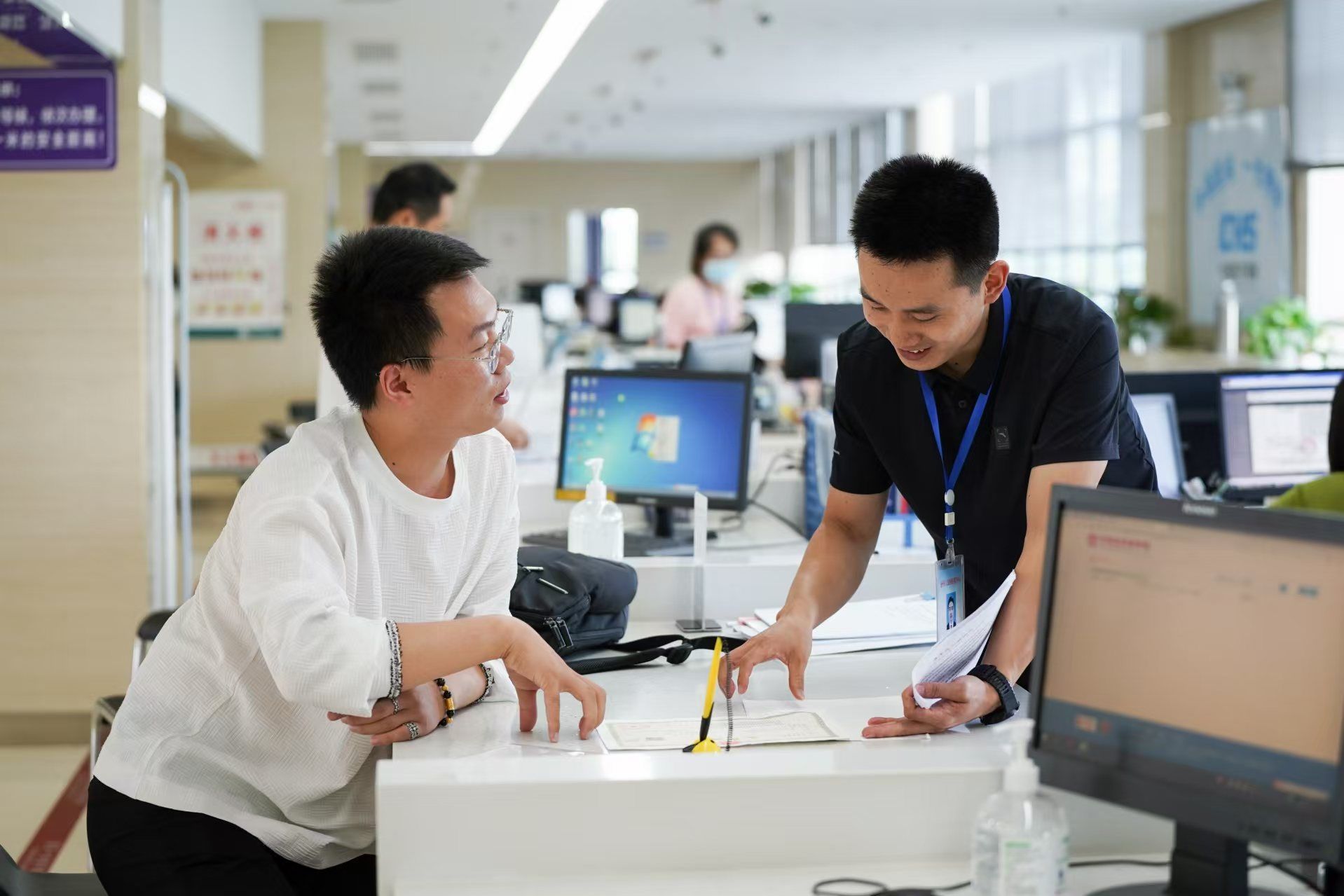 安徽省池州市市民在市政務(wù)服務(wù)大廳辦理業(yè)務(wù)。人民網(wǎng)記者 王銳攝