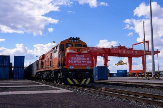 2023年9月20日，一列中歐班列行駛在內(nèi)蒙古滿洲里站貨運(yùn)車間集裝箱場。作為我國向北開放的“橋頭堡”、中歐班列“東通道”的重要口岸，滿洲里鐵路口岸不斷加大中歐班列通道能力建設(shè)，進(jìn)一步提升運(yùn)輸效率和品質(zhì)