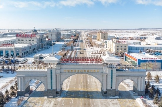 這是2024年1月31日拍攝的中國（黑龍江）自由貿(mào)易試驗(yàn)區(qū)黑河片區(qū)（無人機(jī)照片）。五年來，中國（黑龍江）自由貿(mào)易試驗(yàn)區(qū)將“試驗(yàn)田”種成“高產(chǎn)田”，以全省萬分之三的面積，貢獻(xiàn)了全省約五分之一的實(shí)際使用外資和七分之一的外貿(mào)進(jìn)出口，在對外合作、降低物流成本、培育特色產(chǎn)業(yè)和新業(yè)態(tài)新模式等方面深入探索，成功產(chǎn)出超過300項(xiàng)制度創(chuàng)新成果。