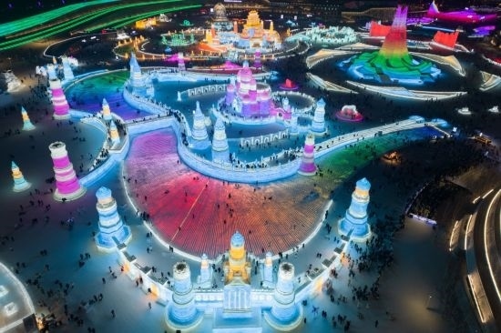 2024年1月1日，來自世界各地的游客在哈爾濱冰雪大世界園區(qū)內(nèi)游玩（無人機(jī)照片）。
