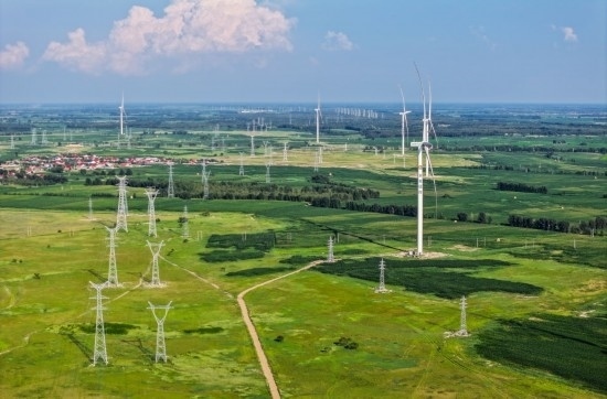 這是2024年7月19日拍攝的內(nèi)蒙古通遼238萬千瓦風(fēng)電項(xiàng)目（無人機(jī)照片）。此項(xiàng)目每年可將75億千瓦時(shí)清潔電能經(jīng)扎魯特—青州±800（千伏）直流特高壓外送通道送至山東地區(qū)消納，相當(dāng)于滿足受端地區(qū)超過300萬戶居民家庭用電需求，節(jié)約標(biāo)煤261萬噸，減少二氧化碳排放634萬噸。