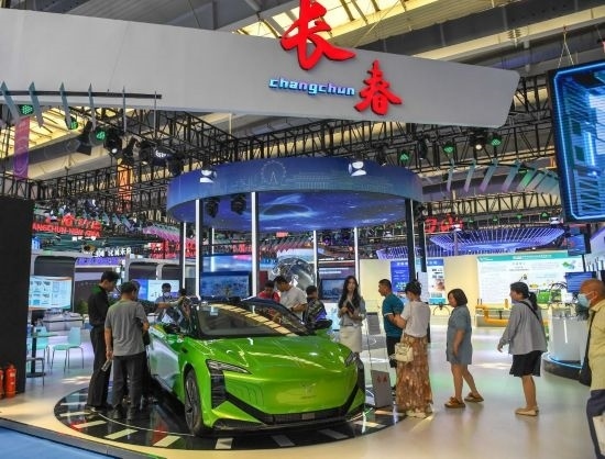 2023年8月23日，人們在第十四屆中國—東北亞博覽會(huì)上參觀一汽紅旗新能源車型。