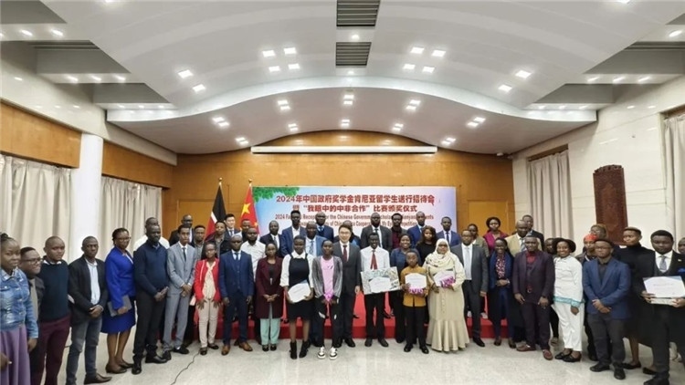 與會(huì)嘉賓和留學(xué)生們合影留念。中國(guó)駐肯尼亞大使館供圖