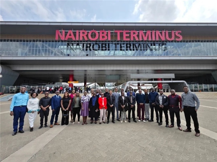 留學(xué)生們參訪中企承建的蒙內(nèi)鐵路。中國(guó)駐肯尼亞大使館供圖