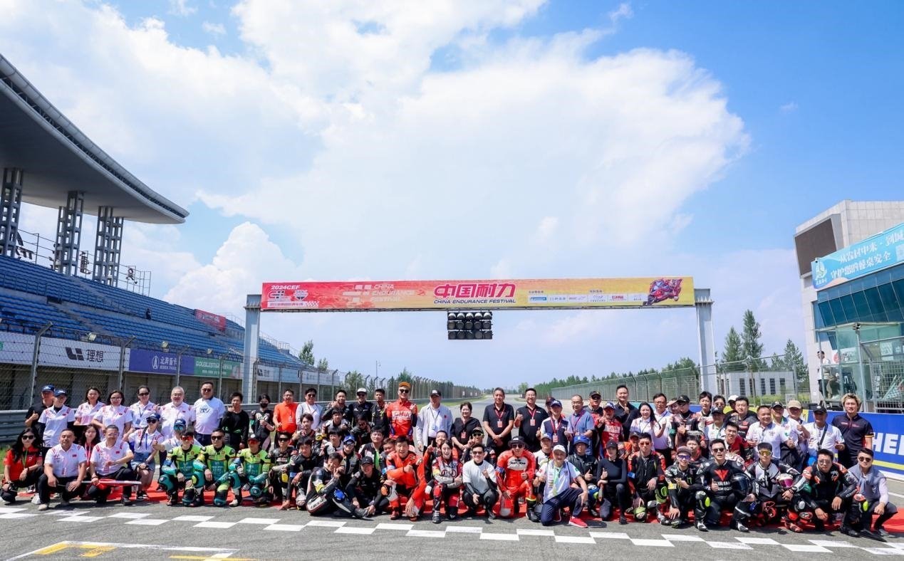 2024年中國(guó)耐力·鄂爾多斯站在鄂爾多斯國(guó)際賽車場(chǎng)舉辦。受訪者供圖