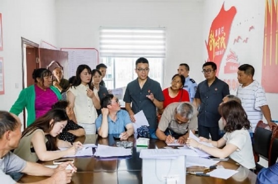 圖為2024年8月6日，重慶市奉節(jié)縣人民法院興隆人民法庭庭長(zhǎng)費(fèi)明軍（中）在做調(diào)解工作。蹇懿 攝