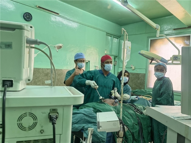 隊(duì)長(zhǎng)蔣國(guó)慶（左一）關(guān)注當(dāng)?shù)蒯t(yī)生手術(shù)情況。中國(guó)援桑醫(yī)療隊(duì)供圖