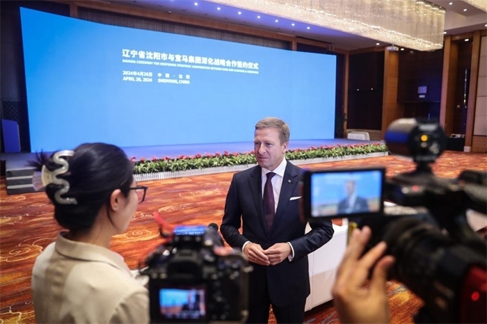 2024年4月26日，寶馬集團(tuán)董事長(zhǎng)齊普策在遼寧省沈陽(yáng)市與寶馬集團(tuán)深化戰(zhàn)略合作簽約儀式現(xiàn)場(chǎng)接受采訪。新華社記者潘昱龍攝