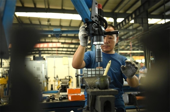 2024年7月30日，在長(zhǎng)春吉林通用機(jī)械（集團(tuán)）有限責(zé)任公司模具裝配生產(chǎn)線，鉗工在進(jìn)行攻絲操作。近年來(lái)，吉林通用機(jī)械（集團(tuán)）有限責(zé)任公司通過(guò)數(shù)字化改造、智能化升級(jí)提高生產(chǎn)效率，提升產(chǎn)業(yè)競(jìng)爭(zhēng)力，已成為全球鋁加工汽車(chē)輕量化零部件知名供應(yīng)商，為奧迪、大眾、寶馬、奔馳、保時(shí)捷等多家品牌主機(jī)廠供應(yīng)零件。新華社記者柳文惠攝