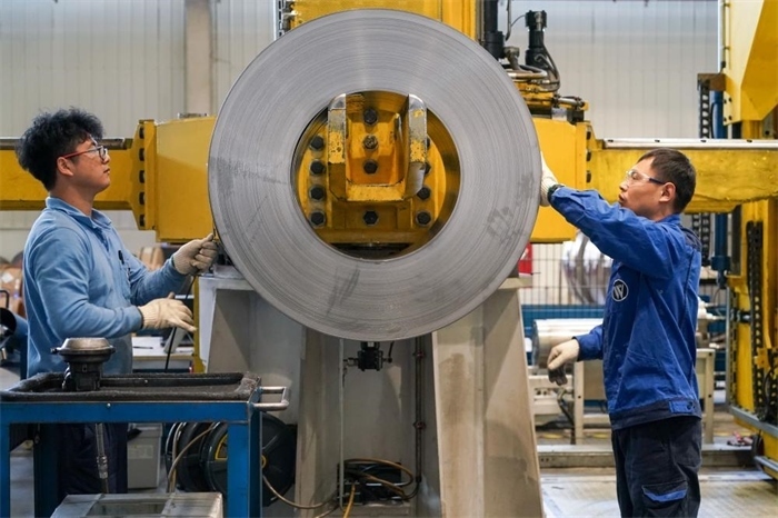 2023年3月16日，工人在位于太倉(cāng)市高新區(qū)的威爾斯新材料（太倉(cāng)）有限公司生產(chǎn)車(chē)間內(nèi)進(jìn)行加工作業(yè)。新華社記者李博攝