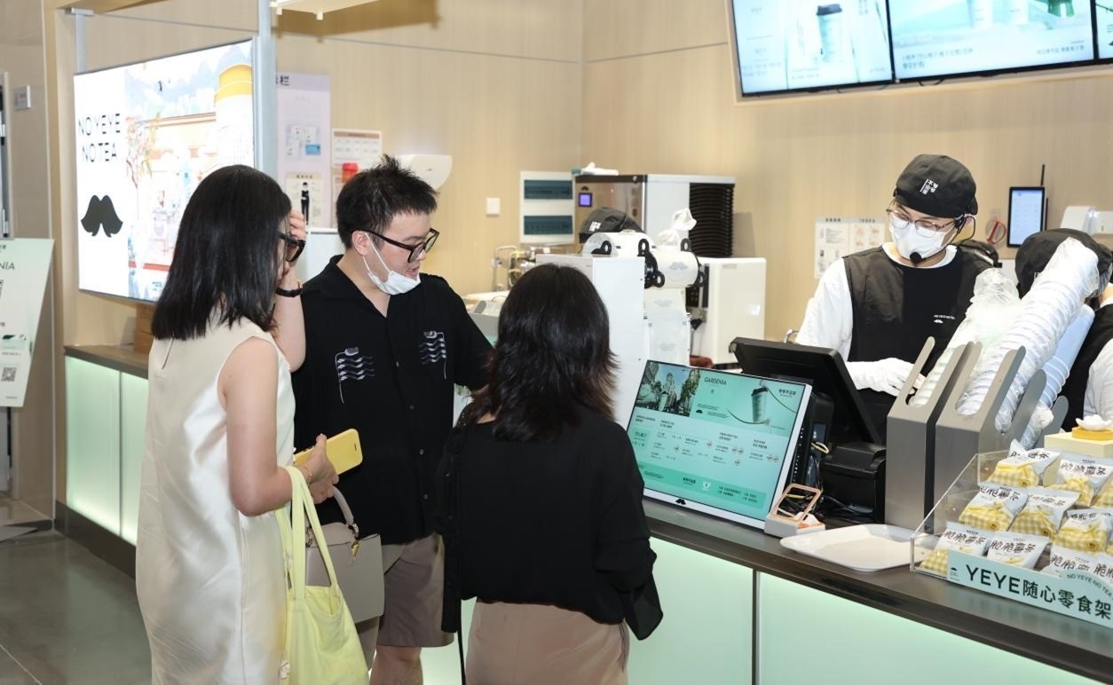 “爺爺不泡茶”奶茶品牌店。人民網(wǎng) 王戰(zhàn)雄攝