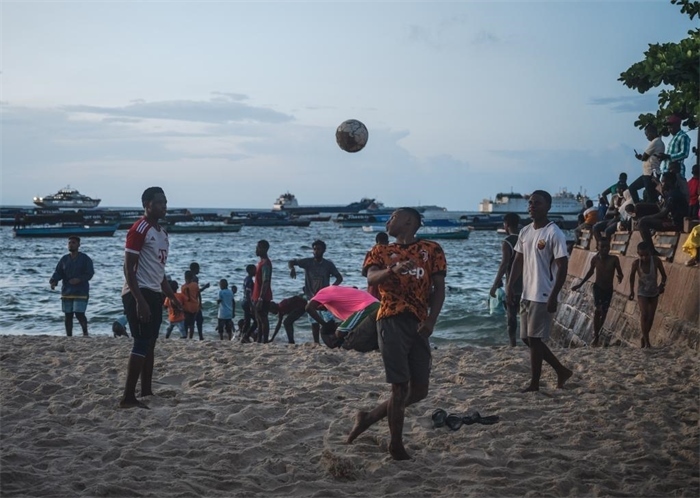 2023年12月31日，人們在坦桑尼亞桑給巴爾島海濱踢球。新華社記者王冠森攝