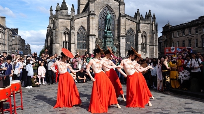 《長城魂》的演員在愛丁堡皇家一英里街頭演出。主辦方供圖