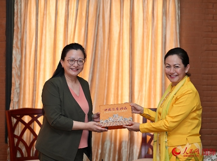 馬珈大使向岱岱楷部長贈送中國特色紀(jì)念品。人民網(wǎng)記者 謝佳君攝