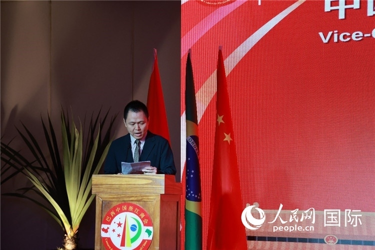 中國駐里約總領(lǐng)館副總領(lǐng)事王尉育宣讀賀電。人民網(wǎng)記者 陳海琪攝