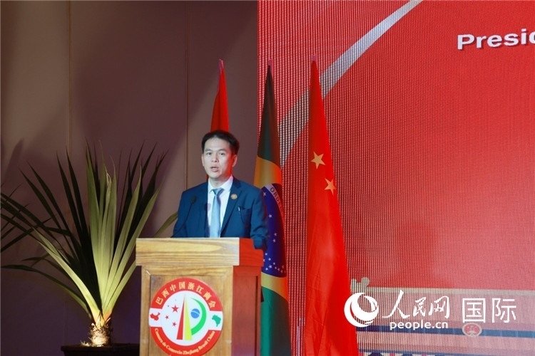 巴西中國浙江商會(huì)執(zhí)行會(huì)長陳翔廣宣讀賀電。人民網(wǎng)記者 陳海琪攝