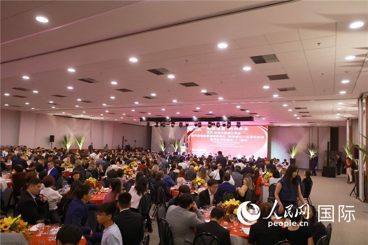 當(dāng)?shù)貢r(shí)間8月24日晚，巴西中國浙江商會(huì)第六屆理監(jiān)事會(huì)就職典禮在里約熱內(nèi)盧舉行。圖為就職典禮現(xiàn)場(chǎng)。人民網(wǎng)記者 陳海琪攝