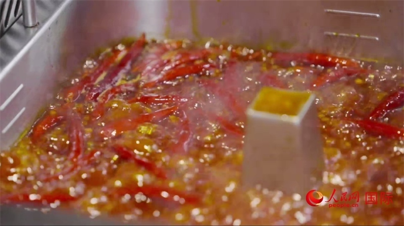 成都麻辣火鍋。人民網(wǎng)記者 張榮攝