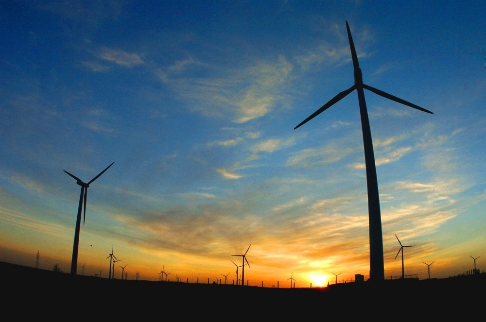 2005年，吉林省白城市通榆縣境內(nèi)幾十部風(fēng)力發(fā)電機(jī)組在工作。新華社發(fā)