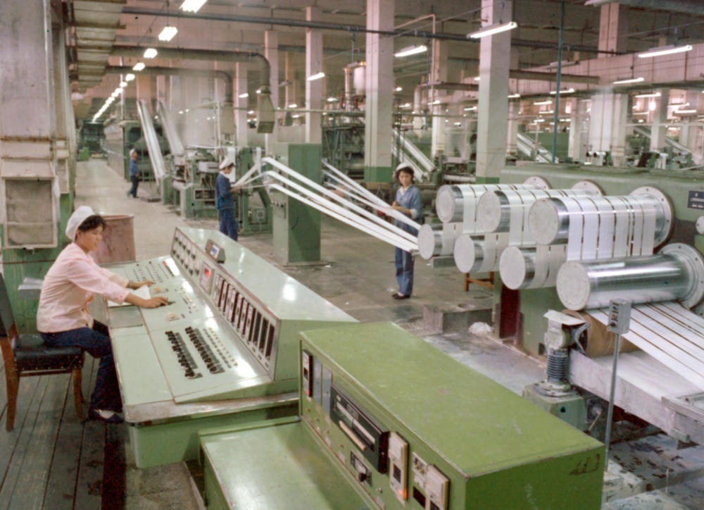 1981年，東北遼陽(yáng)石油化學(xué)纖維廠抽絲車間一角。新華社發(fā)