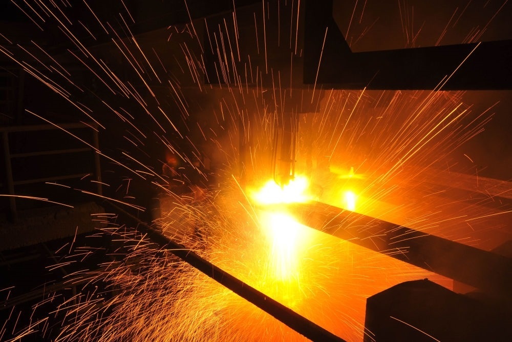 2015年3月10日，東北特鋼集團(tuán)大連基地生產(chǎn)的合金鋼連鑄坯進(jìn)行定尺切割。新華社發(fā)