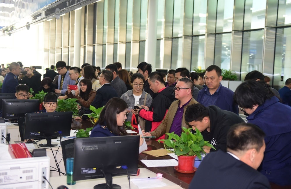 2017年4月10日，中國(guó)（遼寧）自由貿(mào)易試驗(yàn)區(qū)沈陽(yáng)片區(qū)揭牌當(dāng)日，眾多企業(yè)咨詢注冊(cè)。新華社記者楊青攝