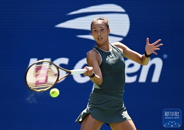 鄭欽文在比賽中回球。新華社記者 李睿 攝