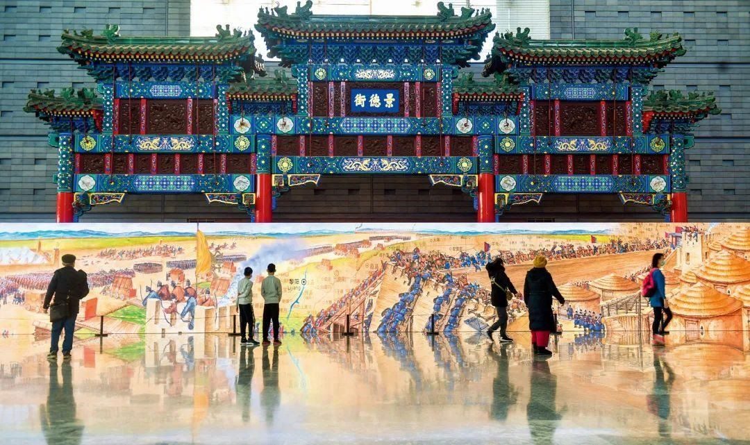 △2022年1月，觀眾在首都博物館參觀“穿越時空的大運(yùn)河”數(shù)字影像展。