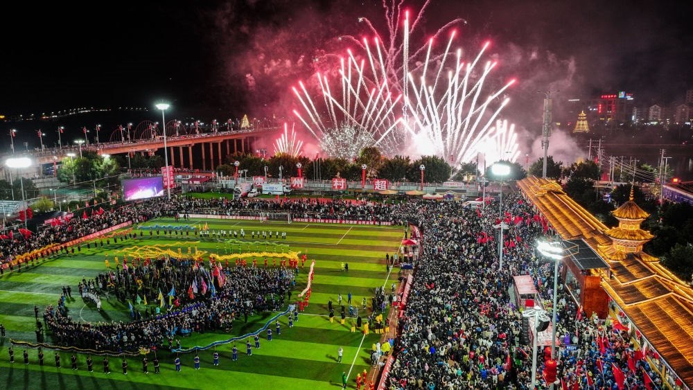 2024全國“村晚”示范展示活動暨貴州“村超村晚”舉行音樂煙花秀表演（無人機照片，2024年2月3日攝）。新華社記者 劉續(xù) 攝