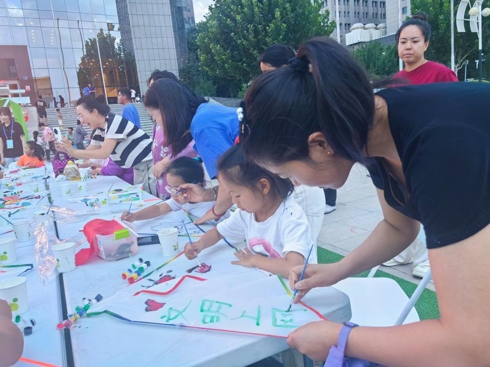 △家長與孩子一起參與“文明上網(wǎng)”系列主題活動。