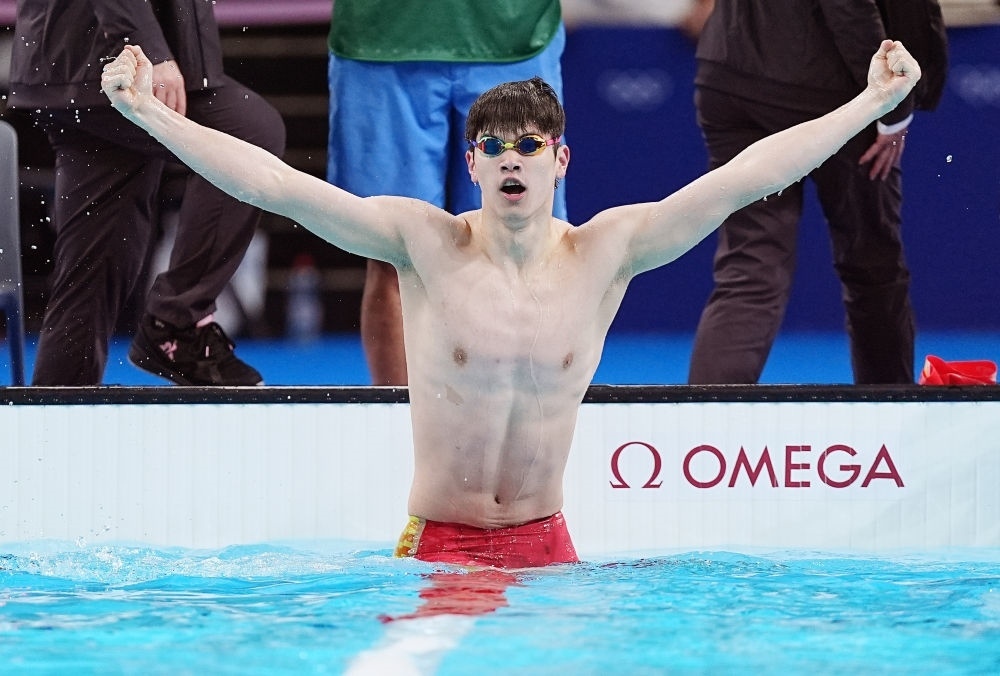 中國選手潘展樂在巴黎奧運會游泳男子100米自由泳決賽后慶祝奪冠及打破世界紀(jì)錄（2024年7月31日攝）。新華社記者 杜宇 攝